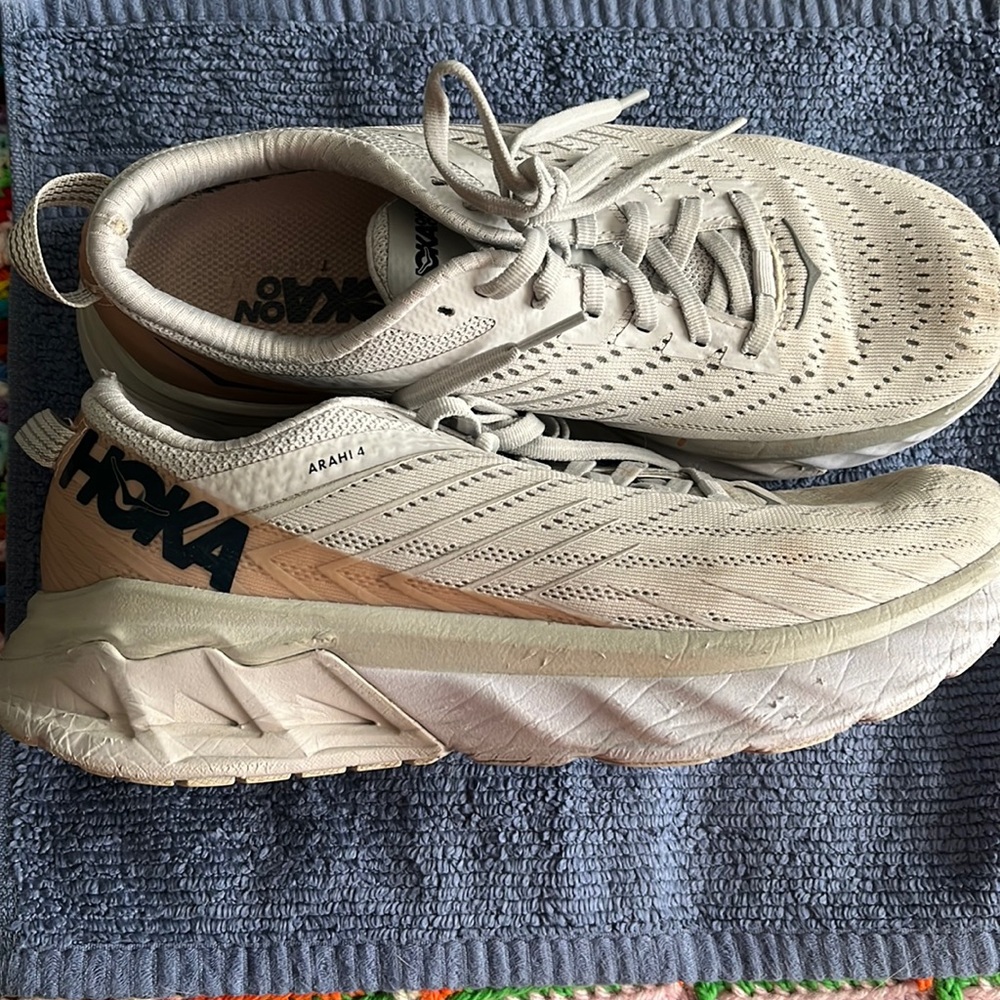 Women’s Hoka Arahi 4 tennis shoes